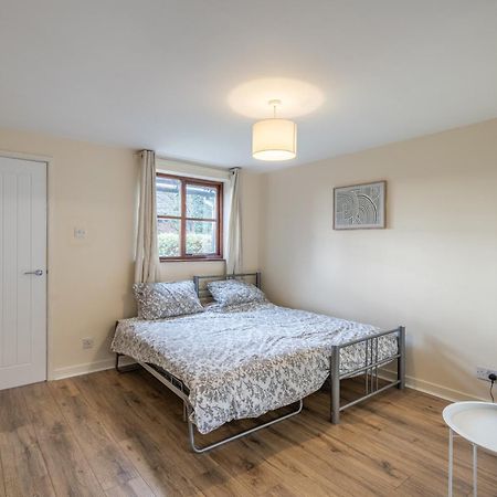 Modern Studio Flat In Wellington, Telford Уелингтън Екстериор снимка